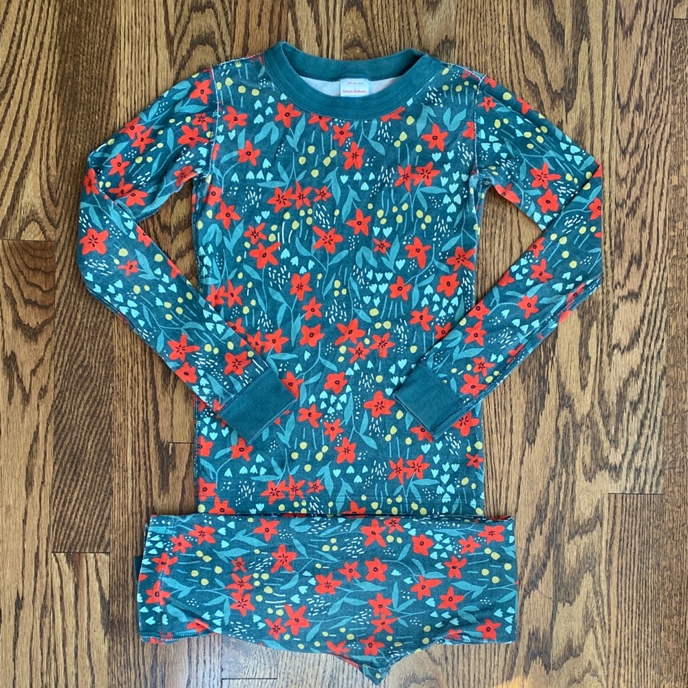 Hanna Andersson green/red floral 2 piece pajama set, size 8. Excellent condition